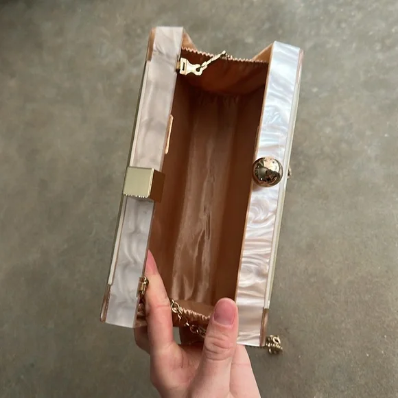 Pearl Clutch - Picture 5 of 10